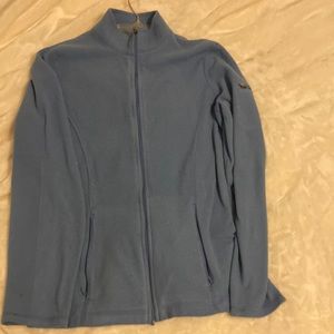 Thais is a light blue Sweatshirt. And it comes with four pockets.